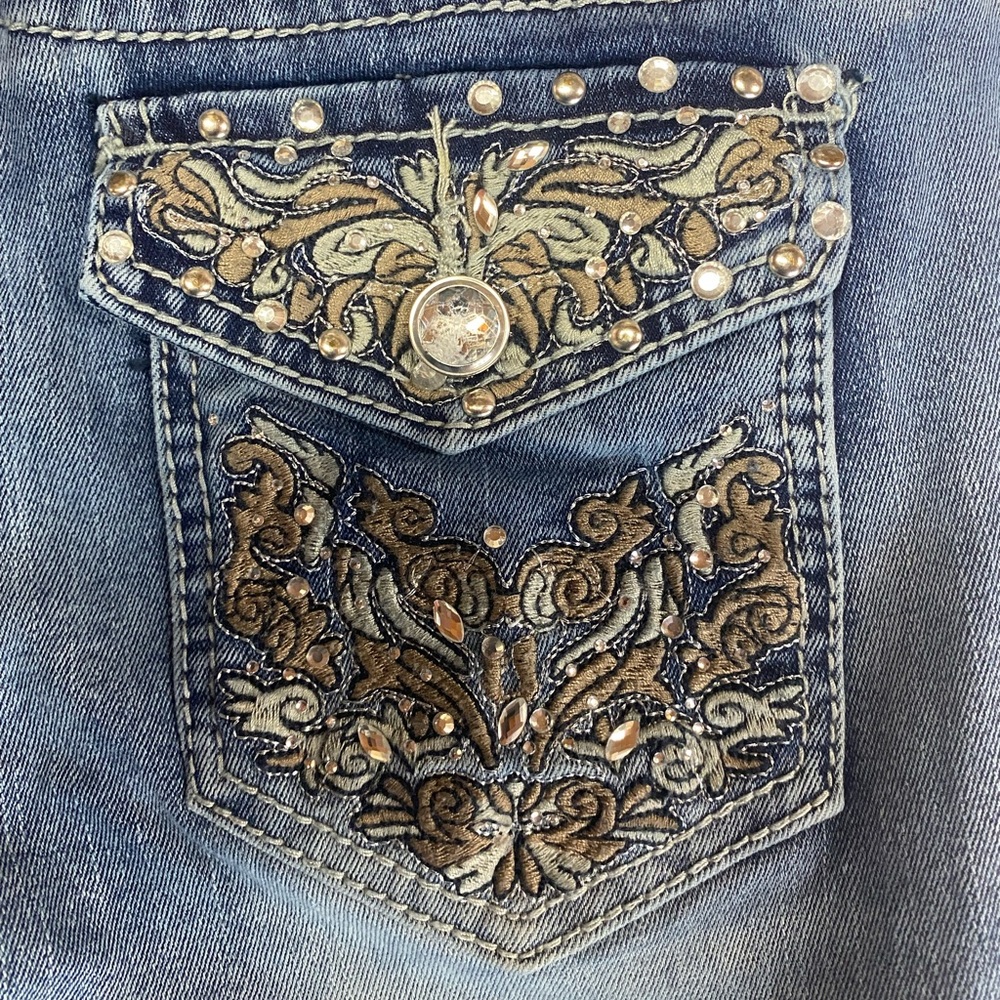 True Luck Straight Leg Blue Jeans with Embellished Pockets Women’s Size 3/4 - Picture 3 of 5